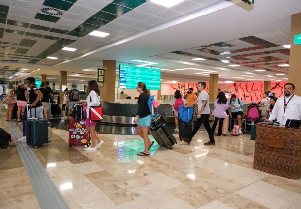 Se atiende con rapidez a turistas que arriban el Aeropuerto Internacional “Felipe Carrillo Puerto” de Tulum.