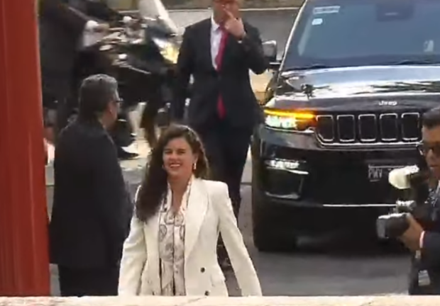 Luisa María Alcalde llega a San Lázaro.