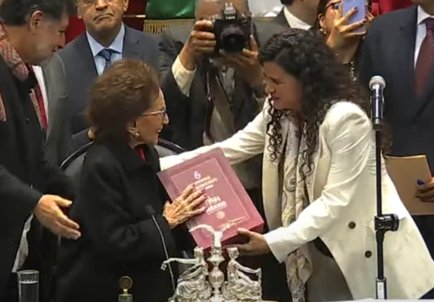 Luisa María Alcalde entregó a Ifigenia Martínez el sexto y último Informe de Gobierno de AMLO.