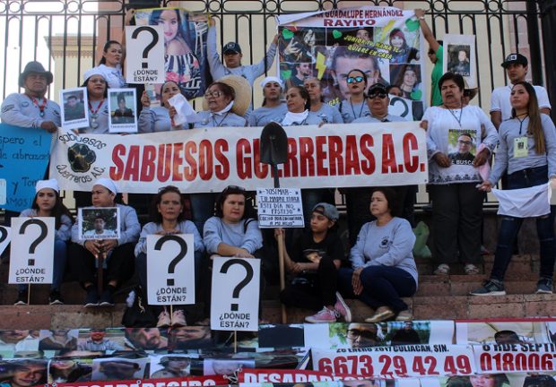 Integrantes del colectivo Sabuesos Guerreras protestando el 10 de mayo por la desaparición de sus hijos, en Culiacán.