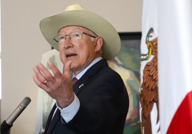 Ken Salazar, en conferencia de prensa este martes 3 de septiembre.