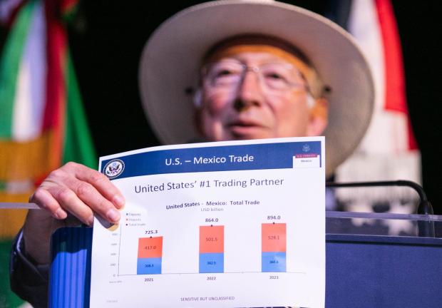 Ken Salazar destacó la relación comercial entre México y EU.