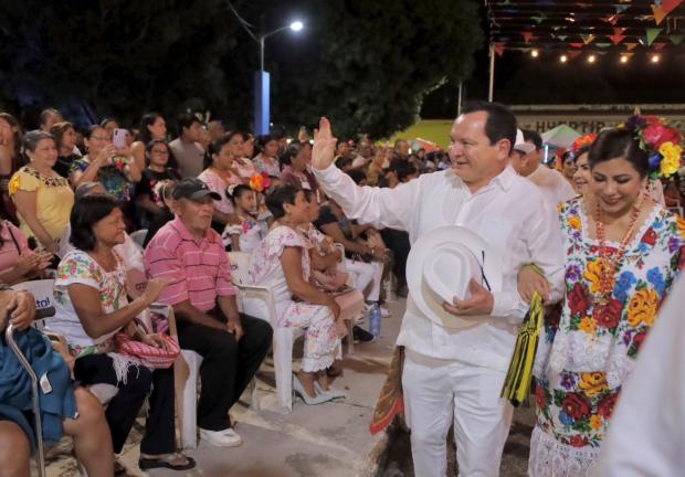 Joaquín Díaz Mena llama a acercar a los más pequeños a la cultura y tradiciones de Yucatán.