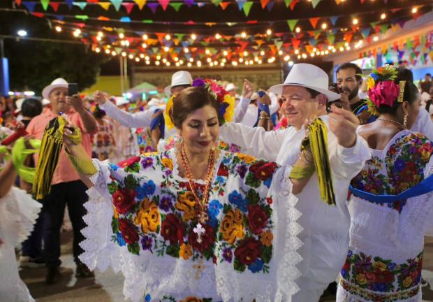 Joaquín Díaz Mena convivió junto a su esposa, la maestra Wendy Méndez Naal.