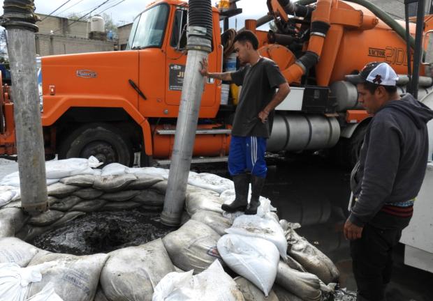 Vecinos de Chalco agradecen el apoyo del gobierno tras las inundaciones y destacan el trabajo conjunto para restablecer la tranquilidad en la zona.