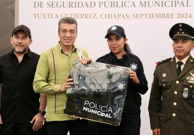 En 6 años se han entregado más de 292 mil kits de uniformes a policías.