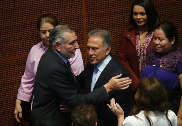 Yunes Linares fue arropado como un "héroe" por la bancada de Morena.