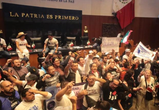 Manifestantes irrumpieron y tomaron las instalaciones del Senado, ayer.