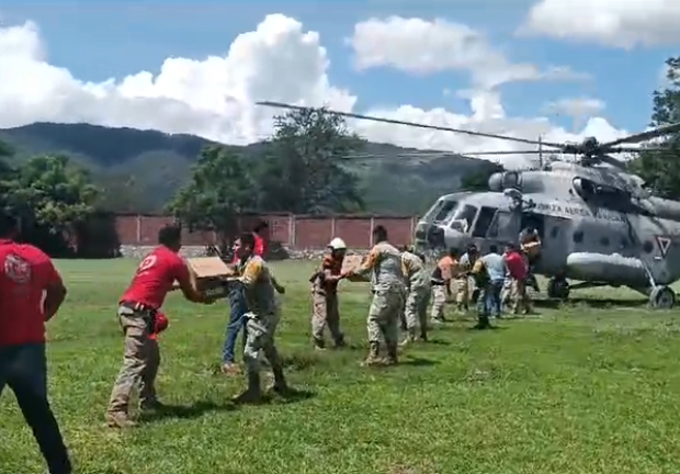 Tras el impacto de John, Sedena transporta la ayuda humanitaria.