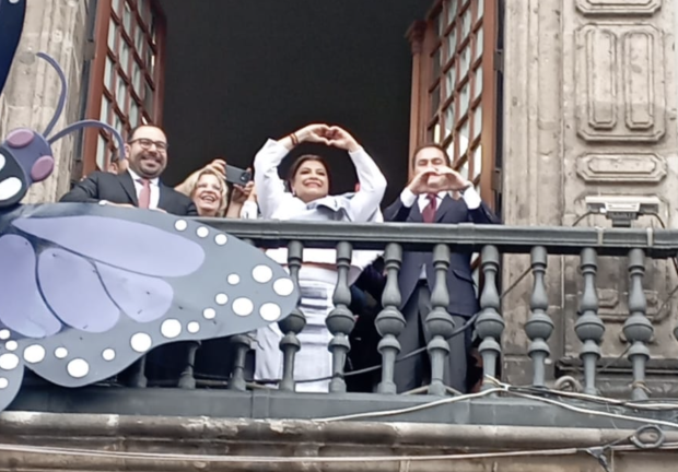 Clara Brugada saluda, ayer, desde un balcón del Palacio del Ayuntamiento.