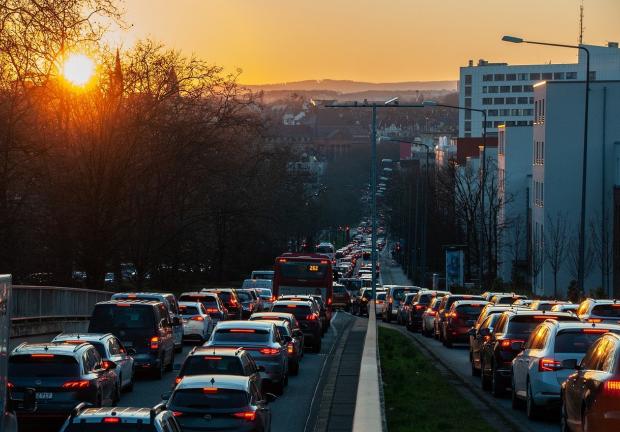 Tener una licencia de conducir avala los conocimientos viales de una persona.