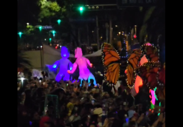 Así avanzaron los coloridos contingentes en Mega Procesión de Catrinas.