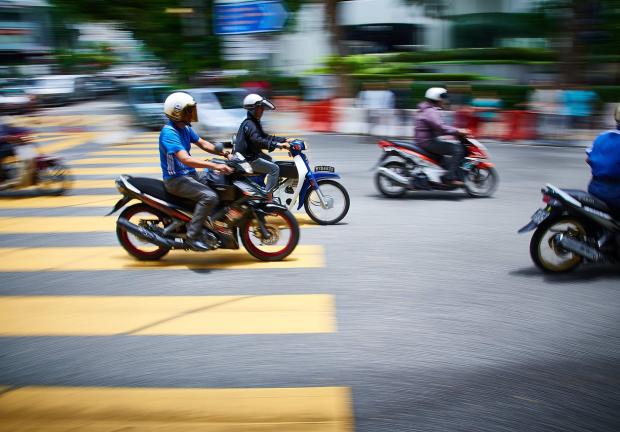 Los motociclistas también deben tramitar una licencia de conducir.