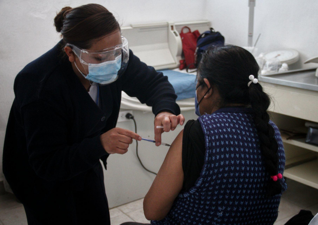 Jornada de vacunación contra COVID-19 para adultos mayores en México.