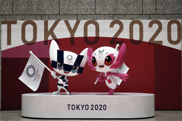 Las estatuas de Miraitowa (izquierda) y Someity, las mascotas de los Juegos Olímpicos de Tokio 2020 y los Paraolímpicos