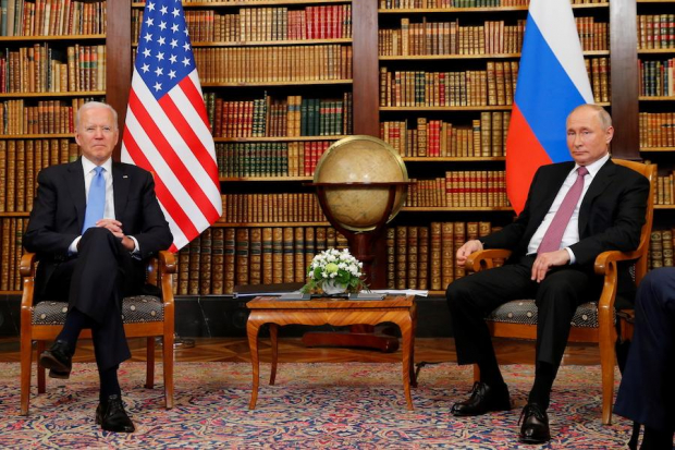 Los presidentes de EU, Joe Biden (izq.), y de Rusia, Vladimir Putin, ayer, durante una cumbre en Ginebra, Suiza.