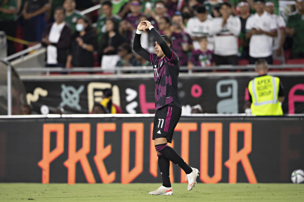 Rogelio Funes Mori festeja su primer gol como seleccionado de México.
