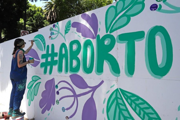 Feministas poblanas pintan un mural a favor de la despenalización del aborto.