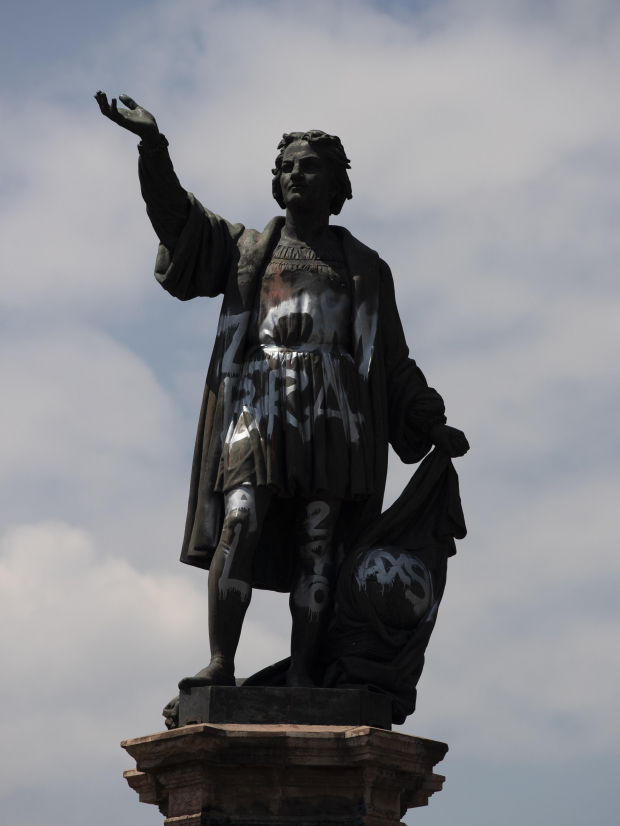 La estatua de Cristóbal Colón (en imagen de archivo) antes de ser retirada de Paseo de la Reforma, en octubre de 2020.