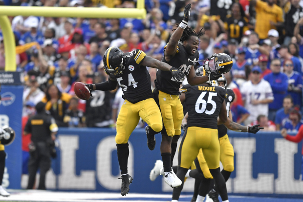 Jugadores de los Steelers celebran una jugada ante Bills en la NFL