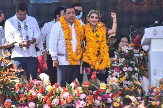 Tras rendir protesta como gobernadora, Evelyn Salgado, acompañada de su padre, Félix Salgado, recibió el bastón de mando de los pueblos indígenas, ayer.