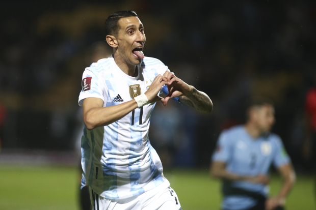 Ángel Di María festeja un gol contra Uruguay.