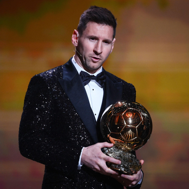 Lionel Messi con el Balón de Oro 2021