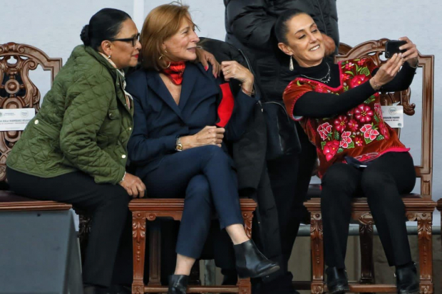 Sheinbaum se toma una selfie, con las titulares de SSPC, Rosa Icela Rodríguez y Economía, Tatiana Clouthier, ayer.