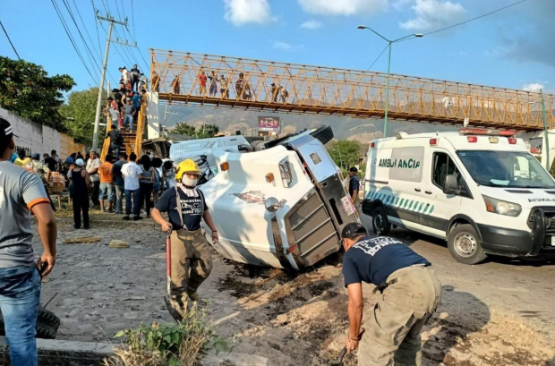 Hay 53 migrantes muertos y 59 lesionados tras volcadura en carretera Chiapa de Corzo-Tuxtla Gutiérrez