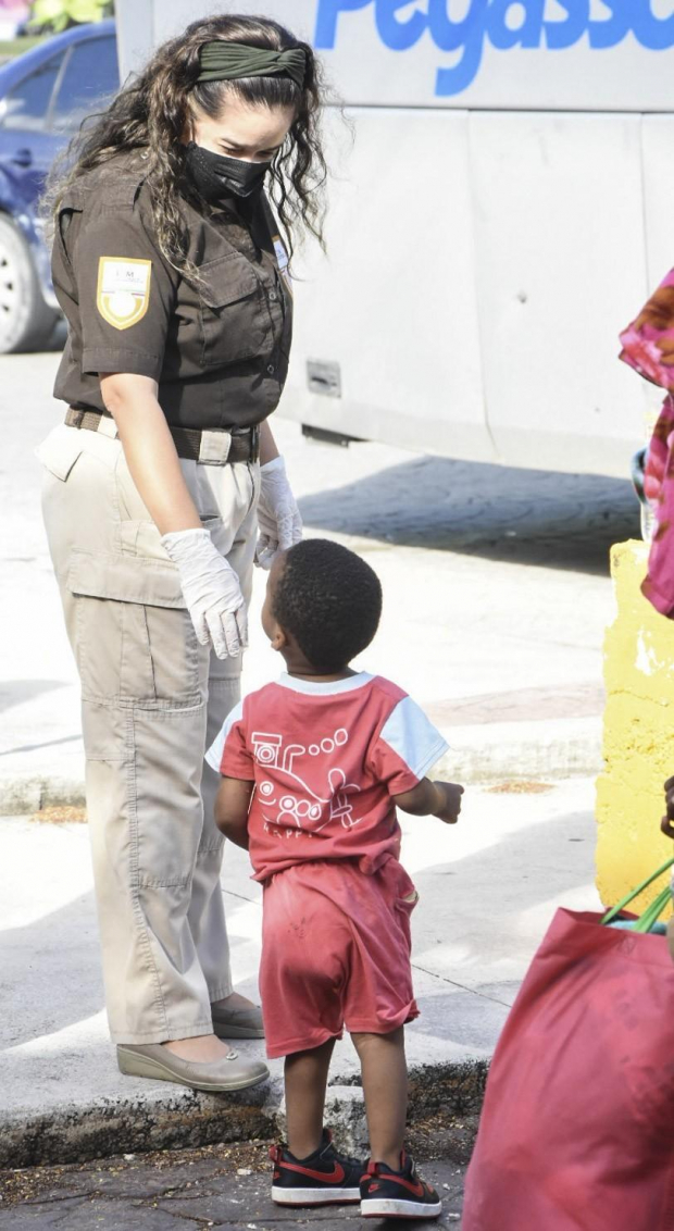Una oficial de migración saluda a un niño migrante que llegó con sus padres a Quintana Roo, ayer.