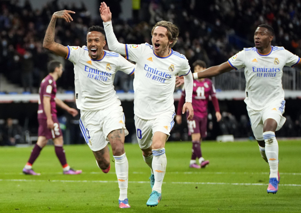 Luka Modric festeja uno de los goles con los que el Real Madrid venció 4-1 a la Real Sociedad.