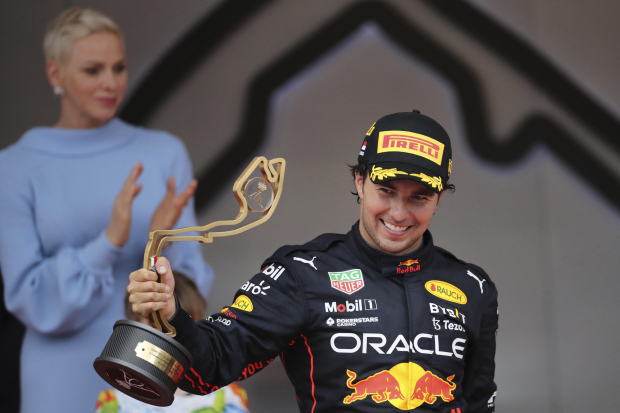 Checo Pérez festeja su victoria en el Gran Premio de Mónaco de F1.
