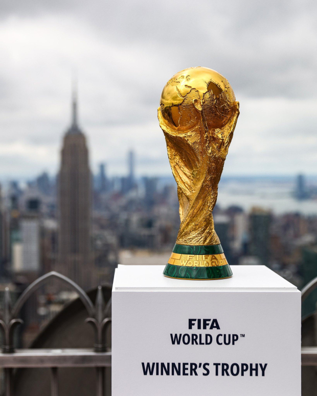 El trofeo de la Copa FIFA previo al anuncio de las sedes del Mundial 2026.