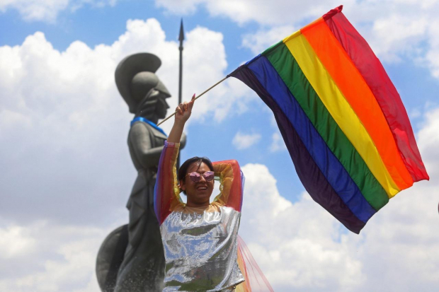 Se ondea la bandera LGBT con orgullo