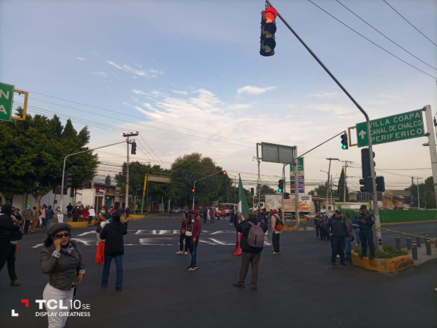 Habitantes de Xochimilco se movilizaron con pancartas, cartulinas y gritos.