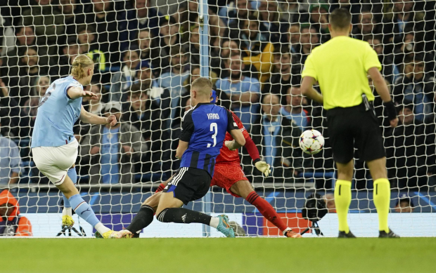 Erling Haaland justo al momento de anotar su primer gol en el triunfo del Manchester City sobre el Copenhague en la Champions League.