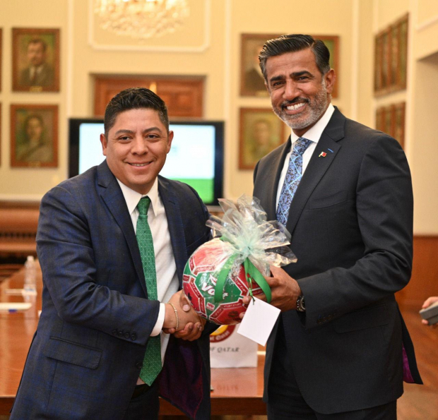 Ricardo Gallardo, junto al embajador de Qatar en México, Mohammed Alkuwari.