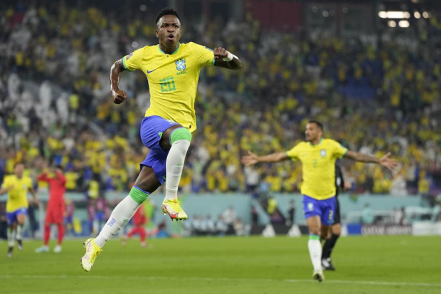 Vinícius festeja un gol con Brasil