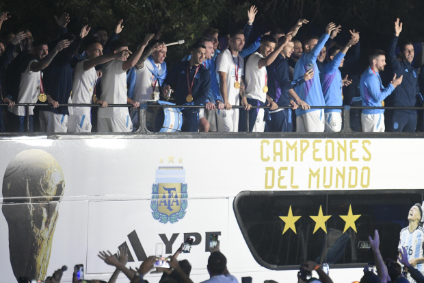 Miembros de la Selección Argentina tras su llegada al país como campeones del mundo