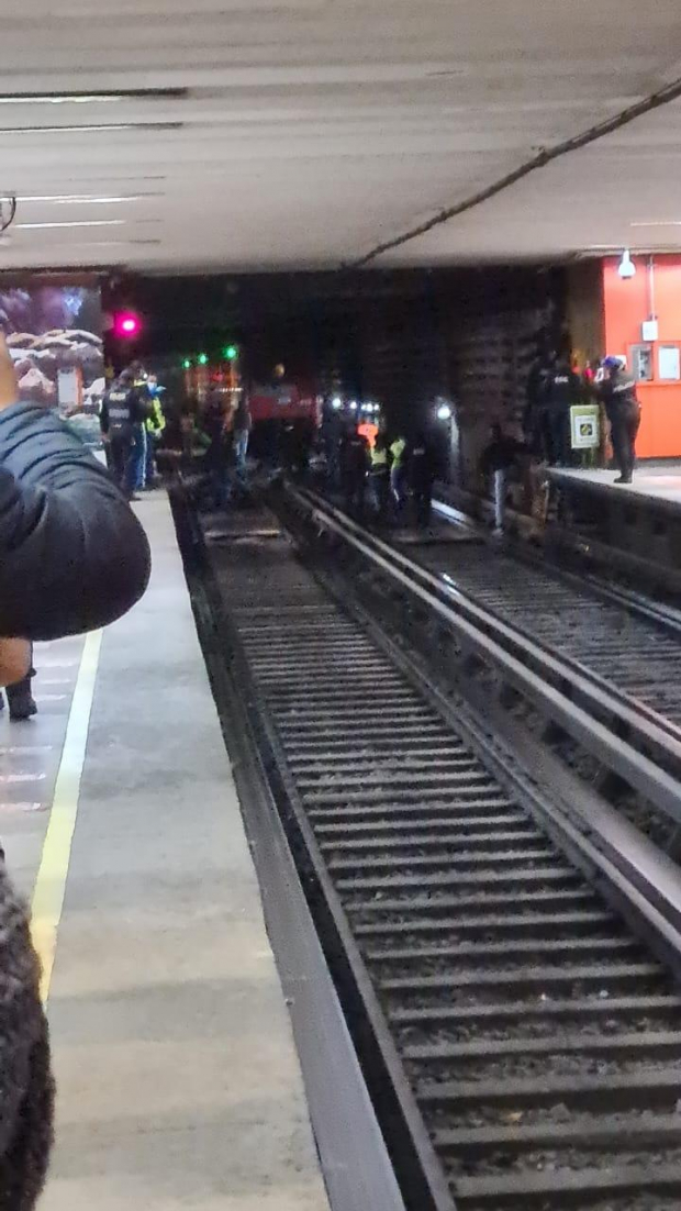 Tras el choque entre dos trenes de la Línea 3 del Metro, usuarios fueron desalojados por el túnel.