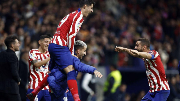 Ángel Correa festeja desde la banca su gol en el duelo de la Fecha 20 de LaLiga entre Atlético de Madrid y Getafe.