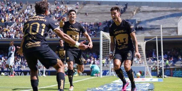 Juan Dinenno celebra con sus dos jugadores de Pumas su gol ante al Atlas en la Fecha 5 del Clausura 2023 de la Liga MX.