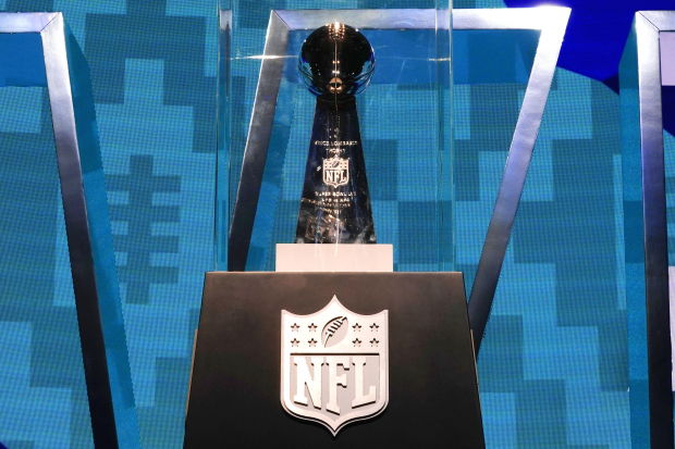 El trofeo Vince Lombardi que recibe el campeón del Super Bowl de la NFL.