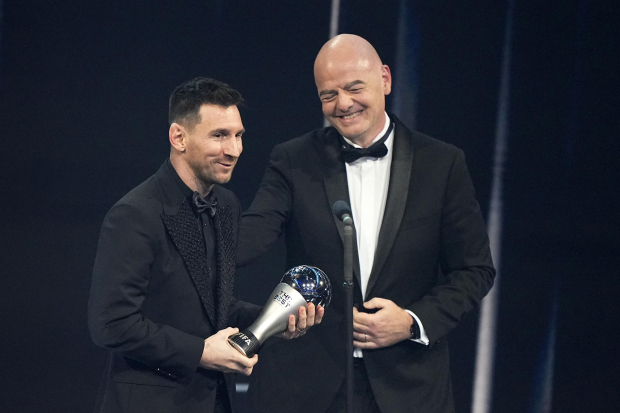 Lionel Messi de Argentina recibe el premio al mejor jugador del mundo de la FIFA de manos del presidente de la FIFA en 2023.