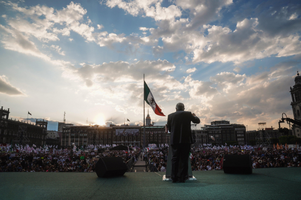 La tarde de este sábado se lleva a cabo una concentración en el marco de la conmemoración del aniversario 85 de la Expropiación Petrolera en el Zócalo de la Ciudad de México.