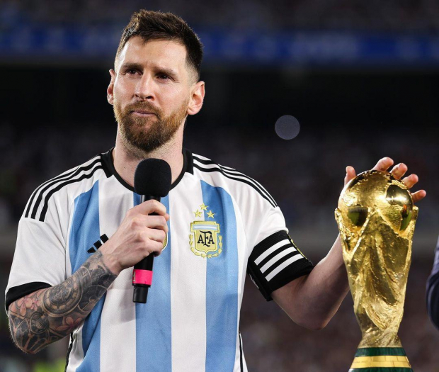 Lionel Messi posa con la Copa Mundial de la FIFA que conquistaron en Qatar.