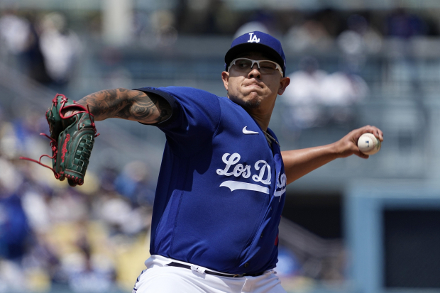 Julio Urías lanza en un juego de Dodgers de Los Ángeles, en la presente campaña de la MLB