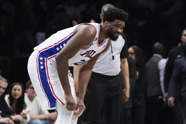 Joel Embiid, de los Philadelphia 76ers, reacciona después de sufrir una lesión durante el Juego 3 de la serie de primera ronda de playoffs de la NBA ante Brooklyn Nets.