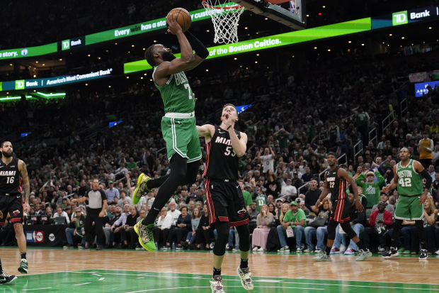 El escolta de los Boston Celtics, Jaylen Brown (7), dispara mientras el alero del Miami Heat, Duncan Robinson, defiende, en el Juego 5 de las finales de la Conferencia Este de la NBA.
