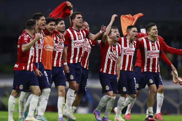 Futbolistas de Chivas celebran su triunfo sobre el América en las semifinales de vuelta del Clausura 2023.